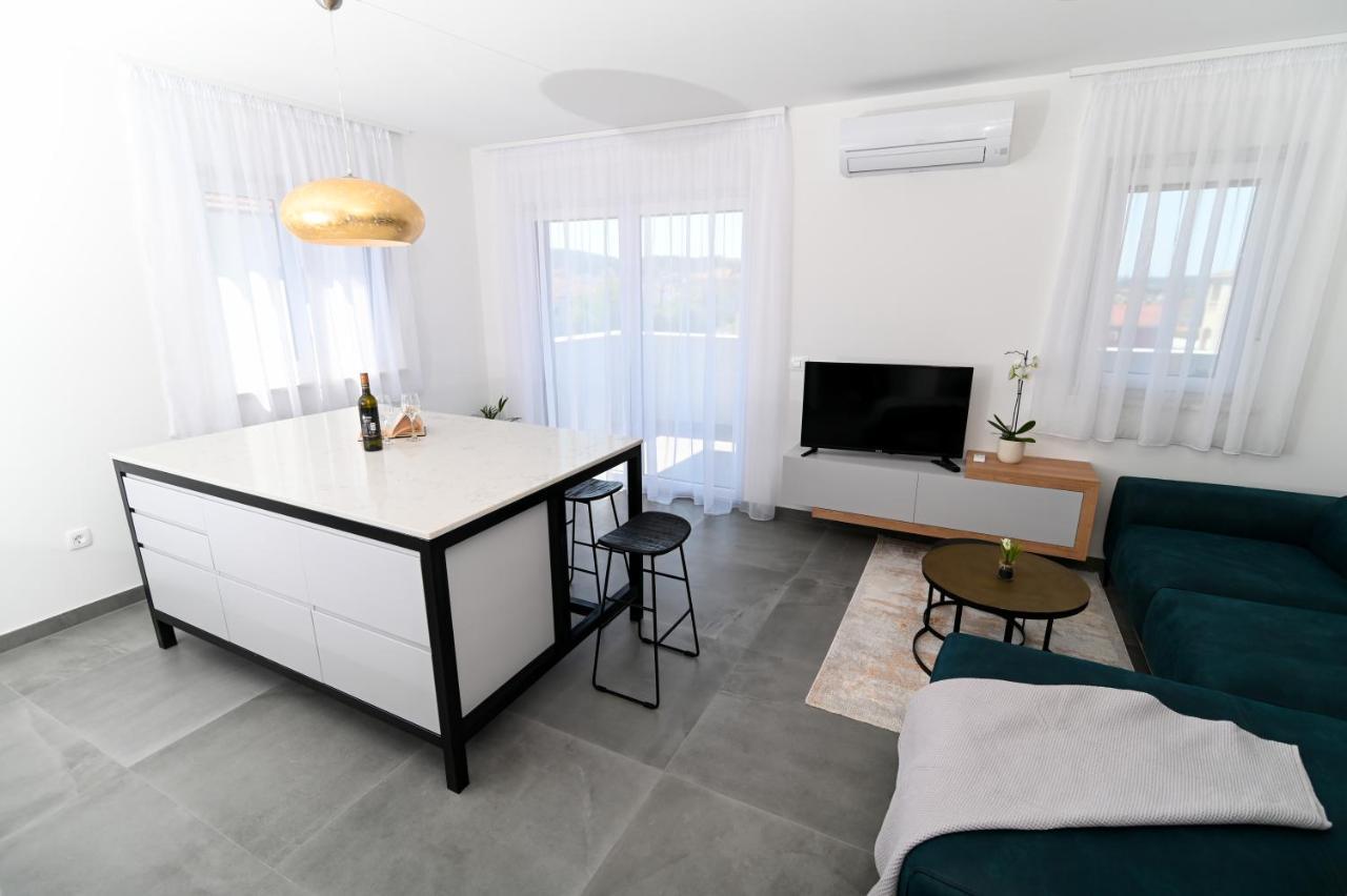 Apartment Laura, Free Parking, Balcony, 4 Ppl Трогір Екстер'єр фото