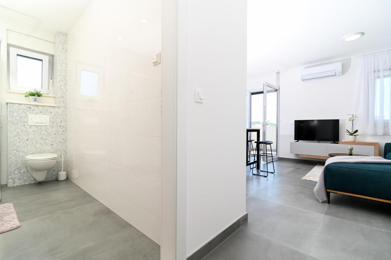 Apartment Laura, Free Parking, Balcony, 4 Ppl Трогір Екстер'єр фото
