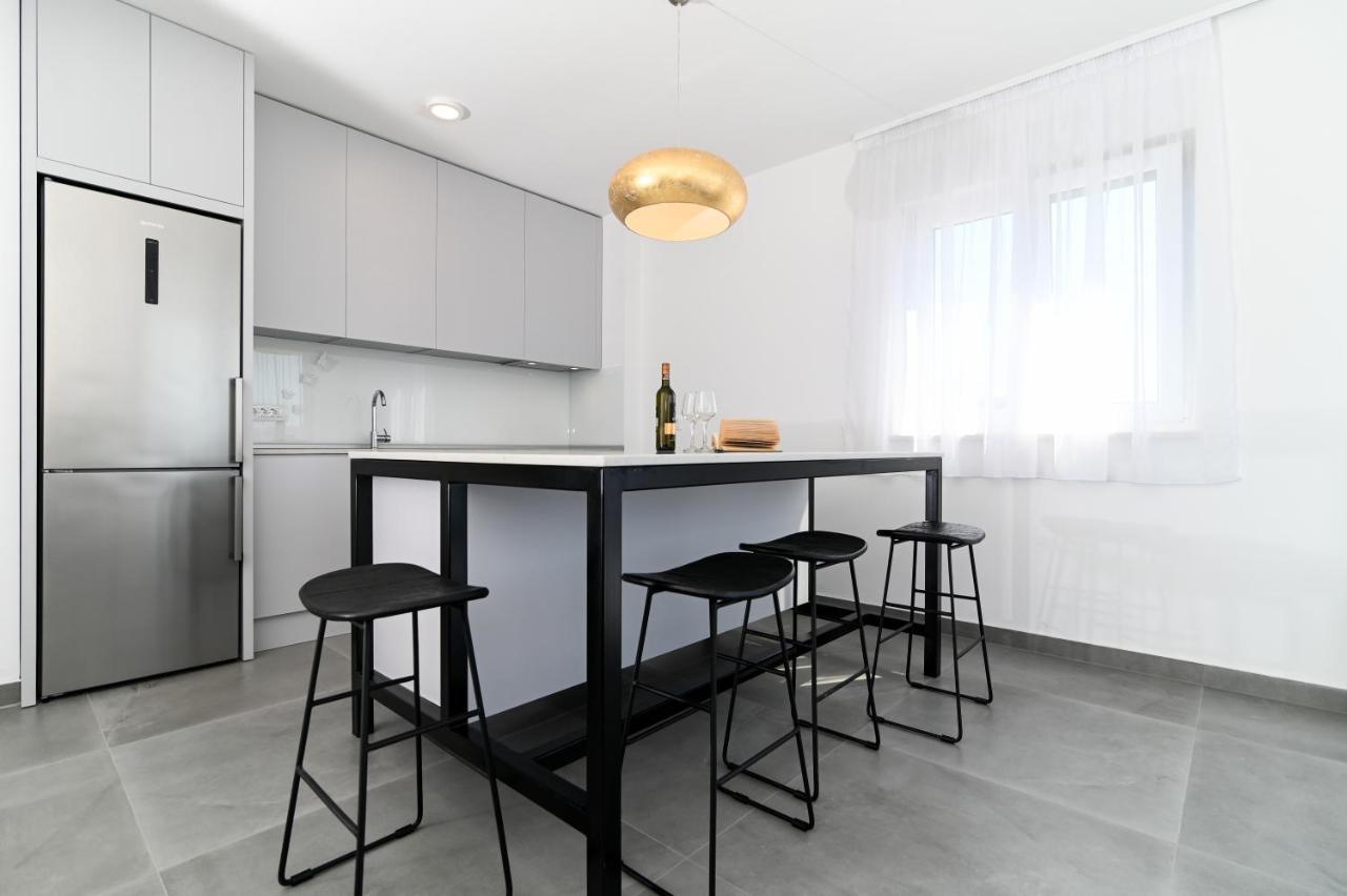 Apartment Laura, Free Parking, Balcony, 4 Ppl Трогір Екстер'єр фото
