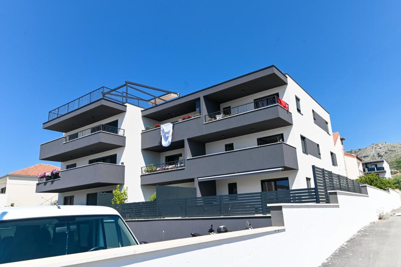 Apartment Laura, Free Parking, Balcony, 4 Ppl Трогір Екстер'єр фото